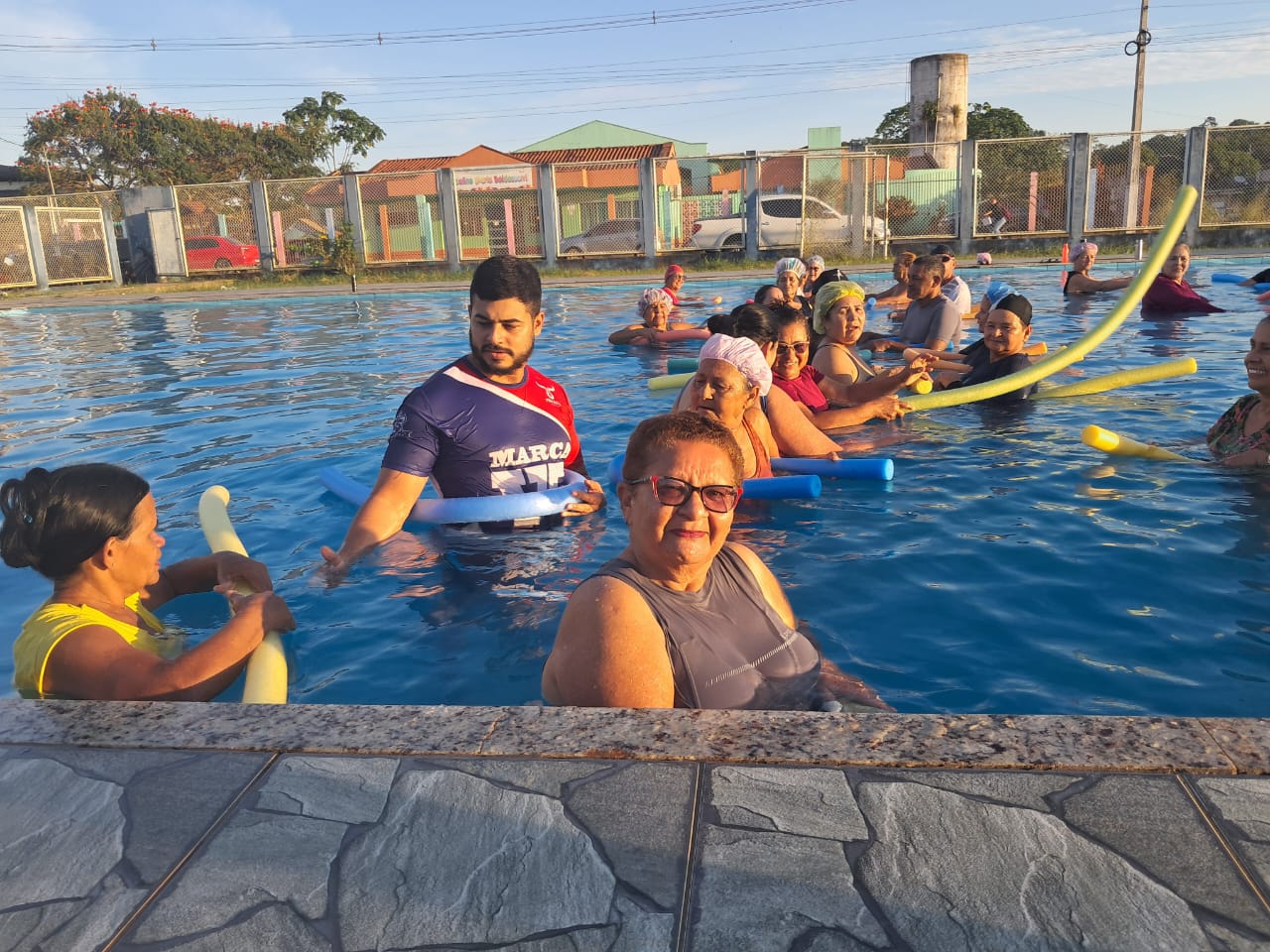 Prefeitura de Sena Madureira reativa piscina abandonada e devolve hidroginástica aos idosos