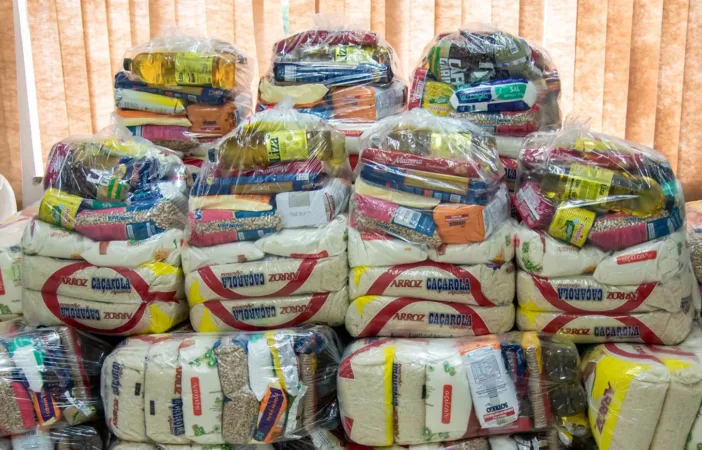 Distribuição de cestas básicas organizada pela Prefeitura de Sena Madureira para famílias em situação de vulnerabilidade social.