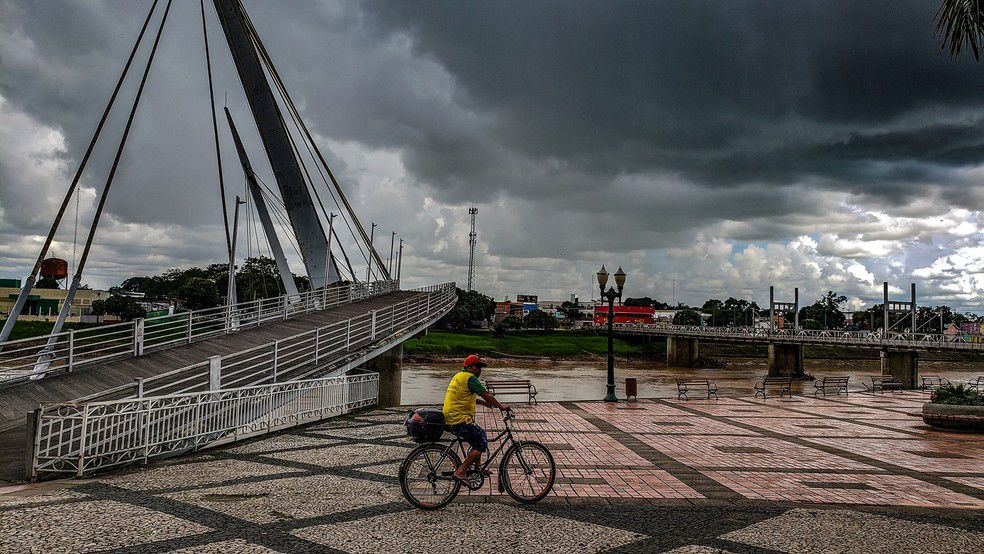 Céu parcialmente nublado durante dia quente em Rio Branco, no Acre.