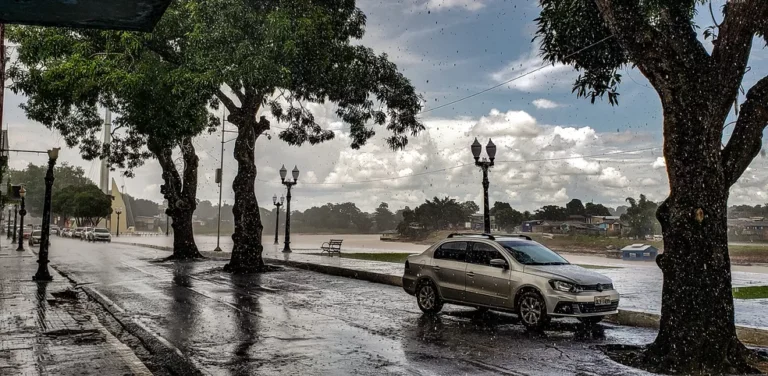 Céu com sol e nuvens sobre a cidade de Rio Branco no Acre em dia quente.