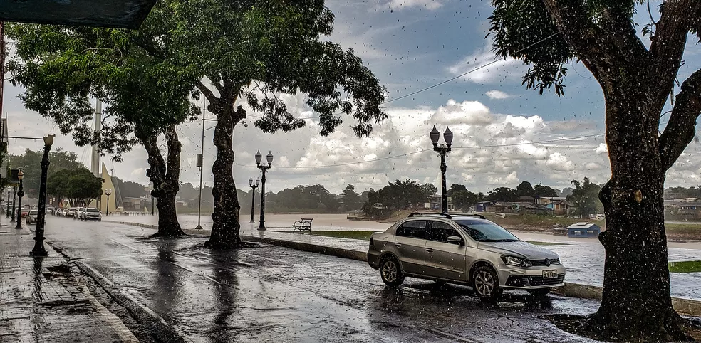 Céu com sol e nuvens sobre a cidade de Rio Branco no Acre em dia quente.