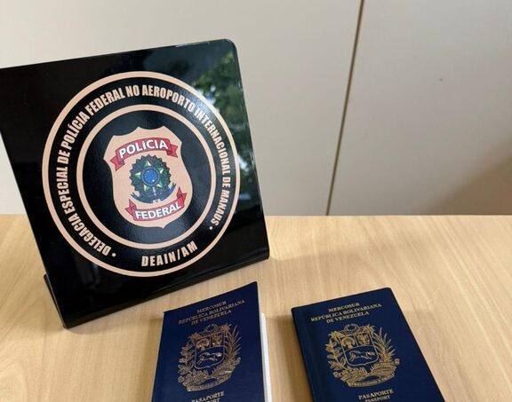 Passaportes apreendidos pela Polícia Federal durante operação contra migração ilegal.