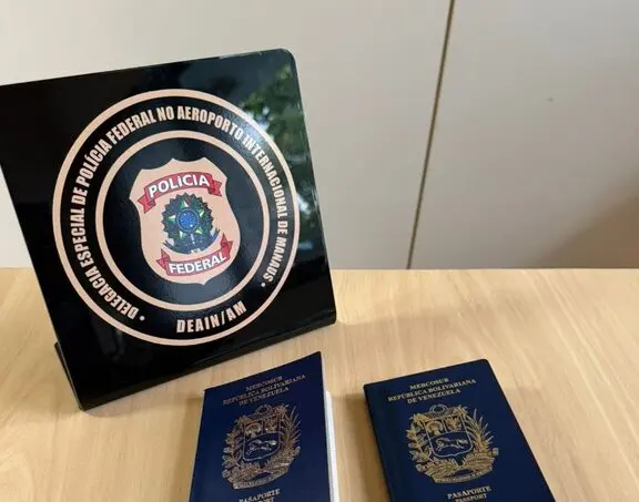 Passaportes apreendidos pela Polícia Federal durante operação contra migração ilegal.