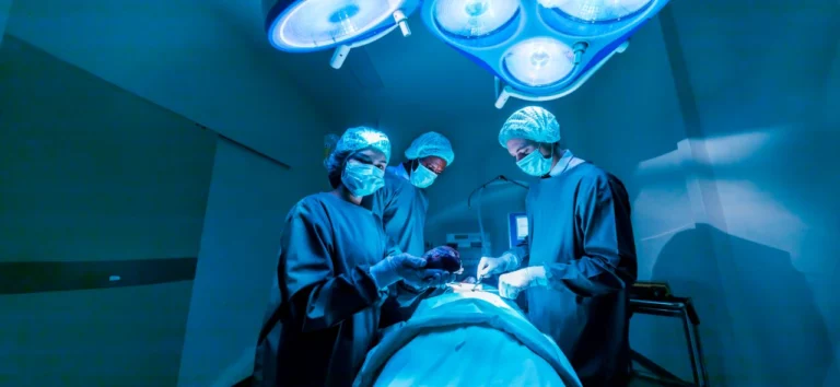 Equipe médica realiza procedimento de transplante em hospital brasileiro.