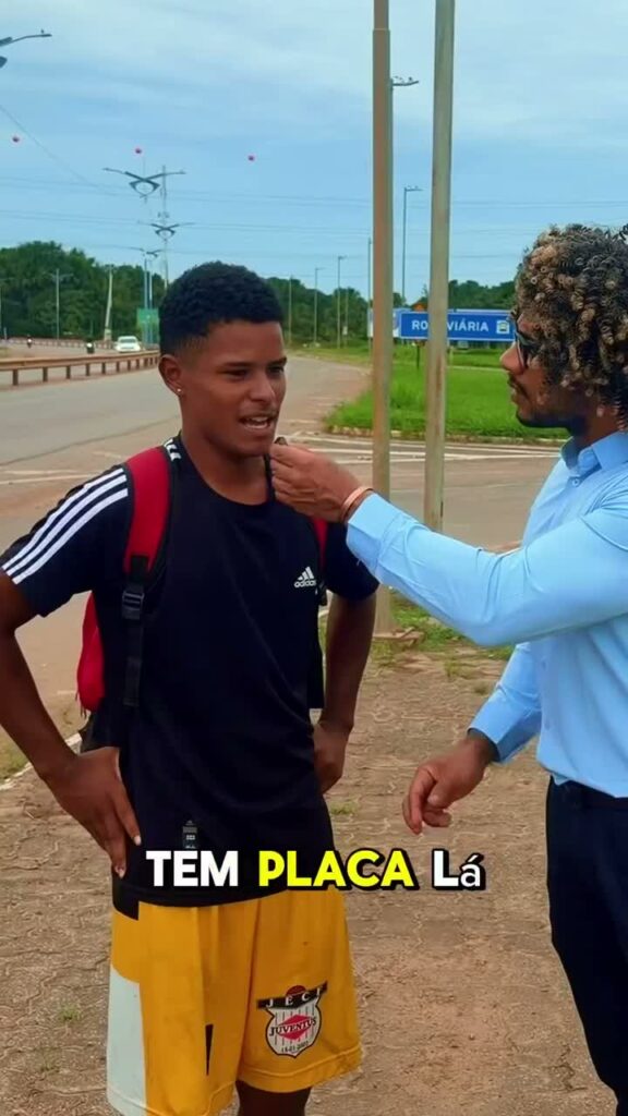 Jovem sendo entrevistado em rua ao falar sobre preconceito em Santa Catarina.