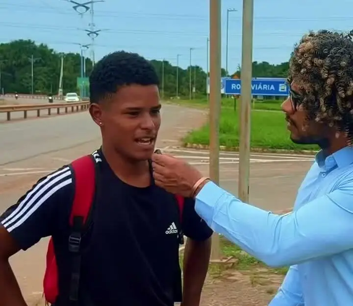 Jovem sendo entrevistado em rua ao falar sobre preconceito em Santa Catarina.