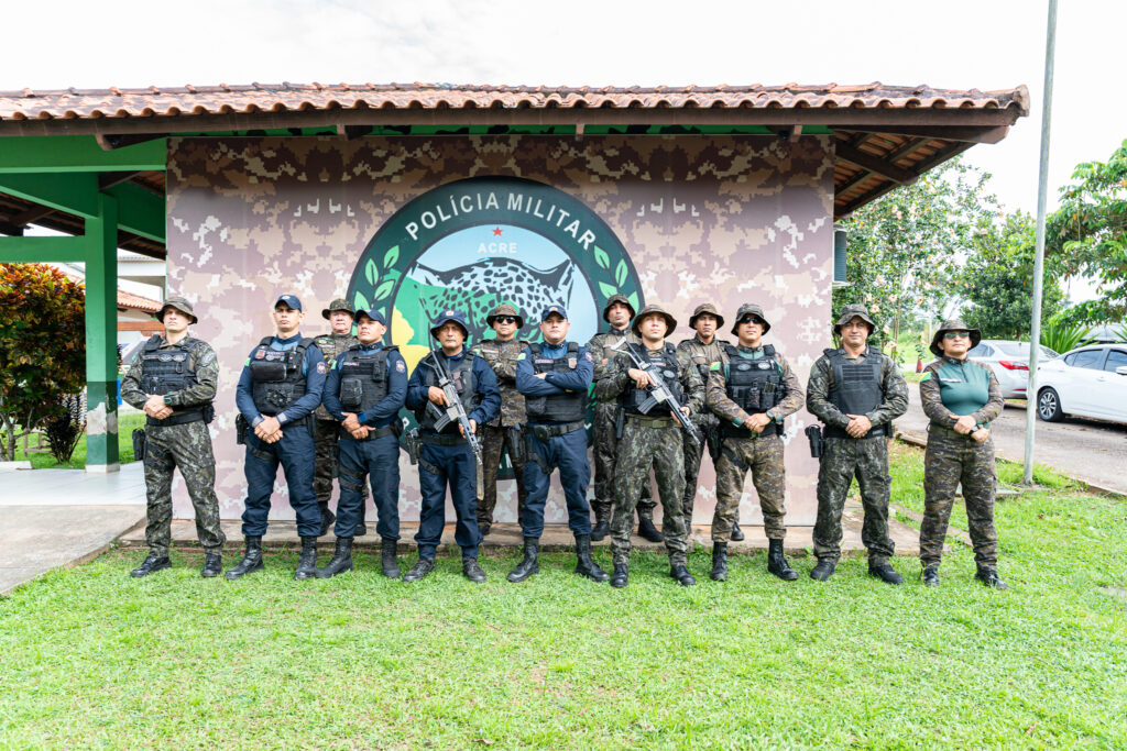 Policiais do Batalhão Ambiental durante lançamento da Operação Biomais no Acre.