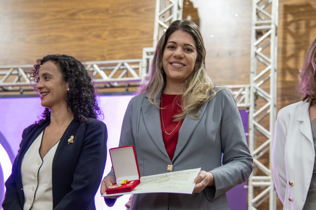 Juíza Louise Santana recebendo homenagem durante evento nacional de bombeiras militares em Rio Branco.
