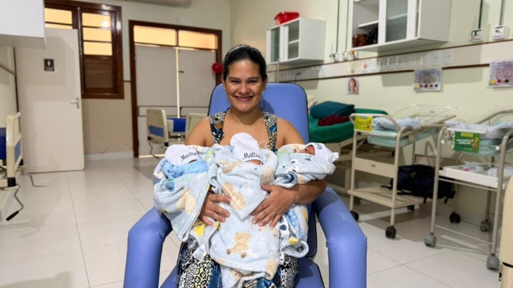 “Quando o médico começou a mostrar os saquinhos no exame, eu achei que ele estava errado. Eu dizia: ‘não, doutor, o senhor calculou errado’. Foi um choque muito grande, porque eu sempre sonhei em ter um filho, mas nunca imaginei que seriam três”, relembrou, Sandra