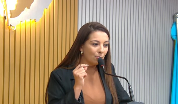vereadora Lays Maira durante sessão da Câmara de Sena Madureira