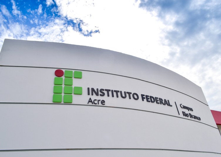 Ifac abre seleção para professor substituto com salários de até R$ 8,3 mil.