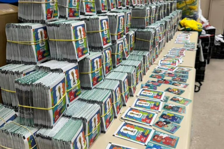 Operação da Polícia Civil apreendeu 200 mil figurinhas falsificadas da Copa do Mundo de 2026 escondidas em ônibus na Baixada Fluminense.