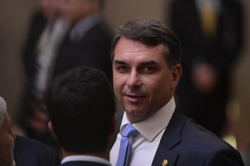 Após áudio com Vorcaro, Flávio Bolsonaro volta a pressionar por CPI do Banco Master.