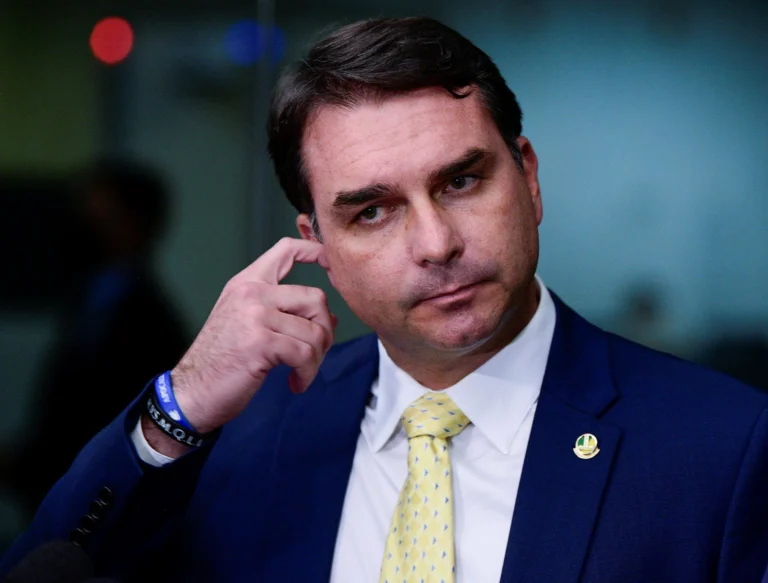 Nunes Marques suspende divulgação de pesquisa envolvendo Flávio Bolsonaro