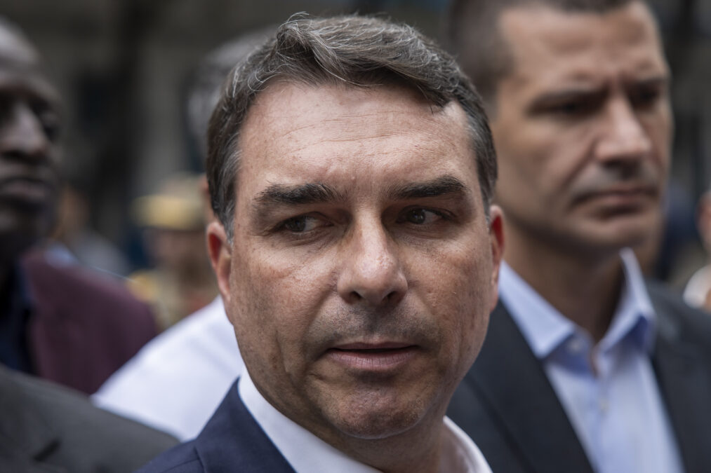 Flávio Bolsonaro enfrenta desgaste após escândalo envolvendo Banco Master