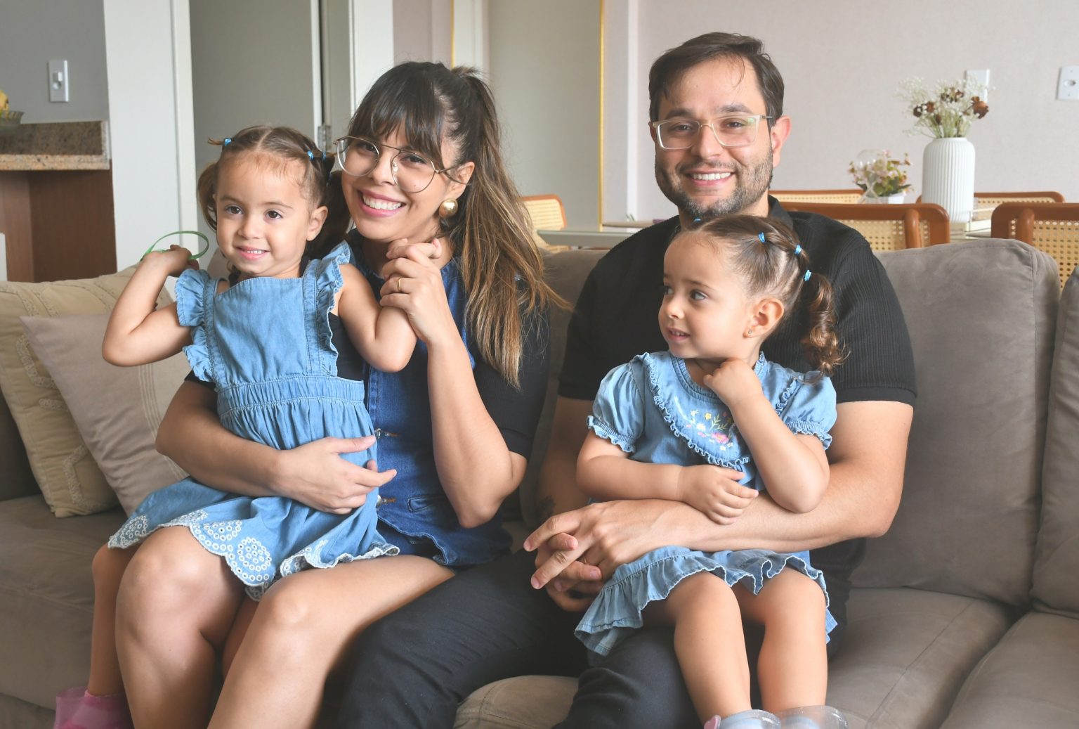 Ariel e Eloísa gêmeas por adoção