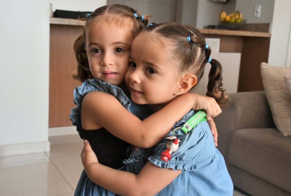 Ariel e Eloísa gêmeas por adoção que comoveram o Acre