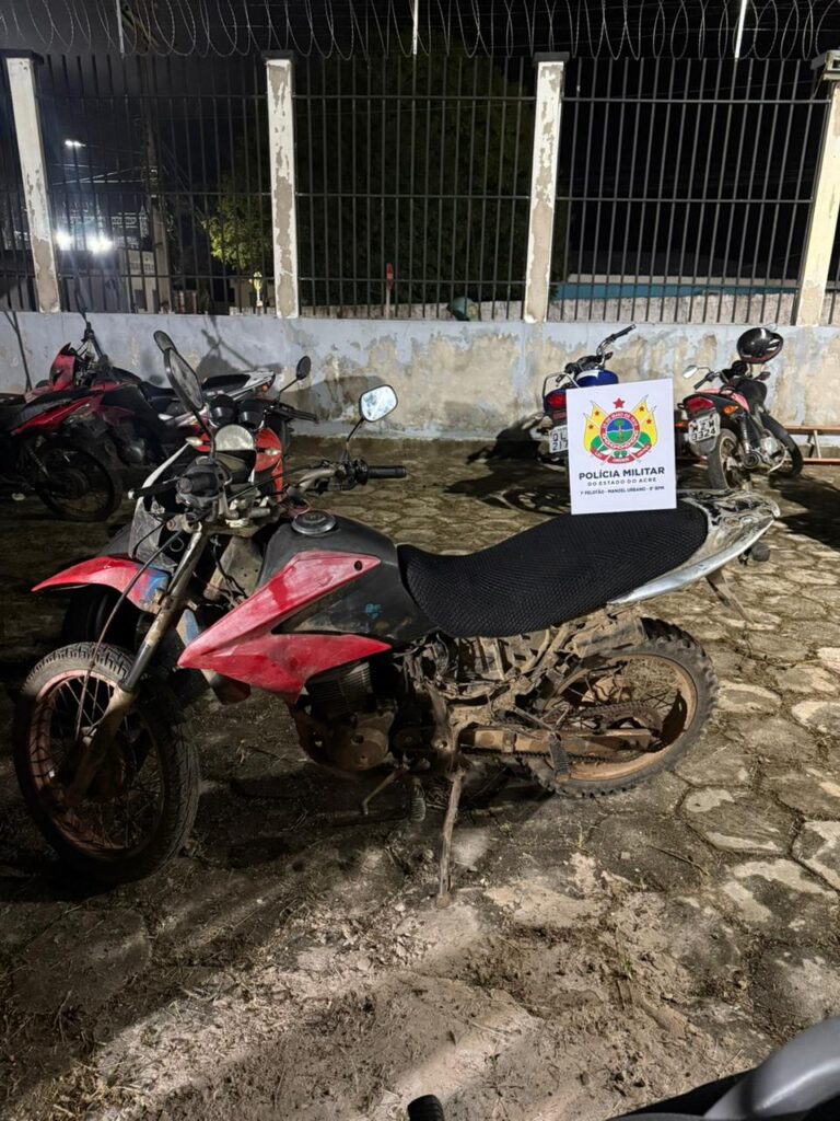 Motocicleta Honda Bros recuperada pela Polícia Militar durante operação em Manoel Urbano.