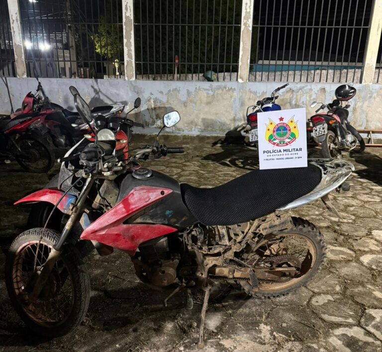 Motocicleta Honda Bros recuperada pela Polícia Militar durante operação em Manoel Urbano.