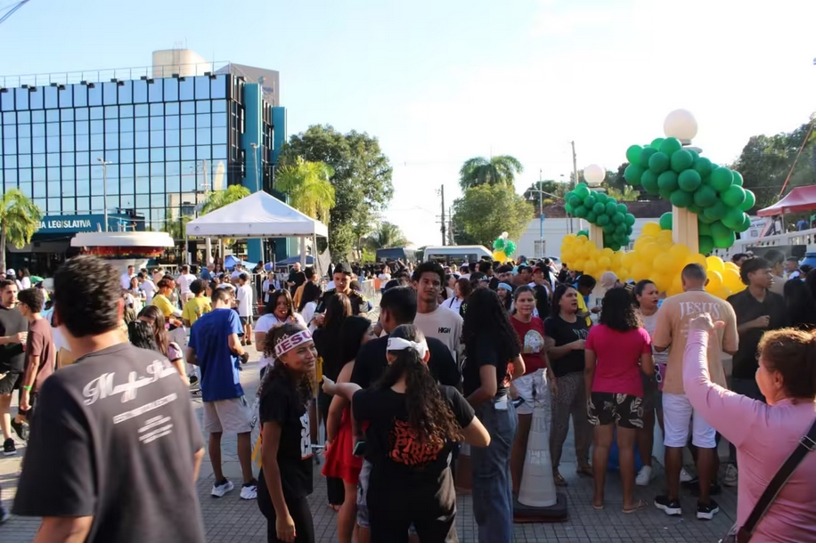 Marcha para Jesus reúne fiéis em frente ao Palácio Rio Branco