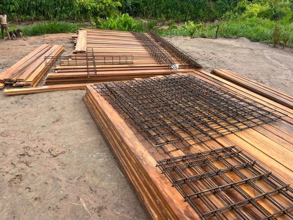 Transporte de materiais de construção pelo rio Envira para reforma de escola indígena em Feijó.