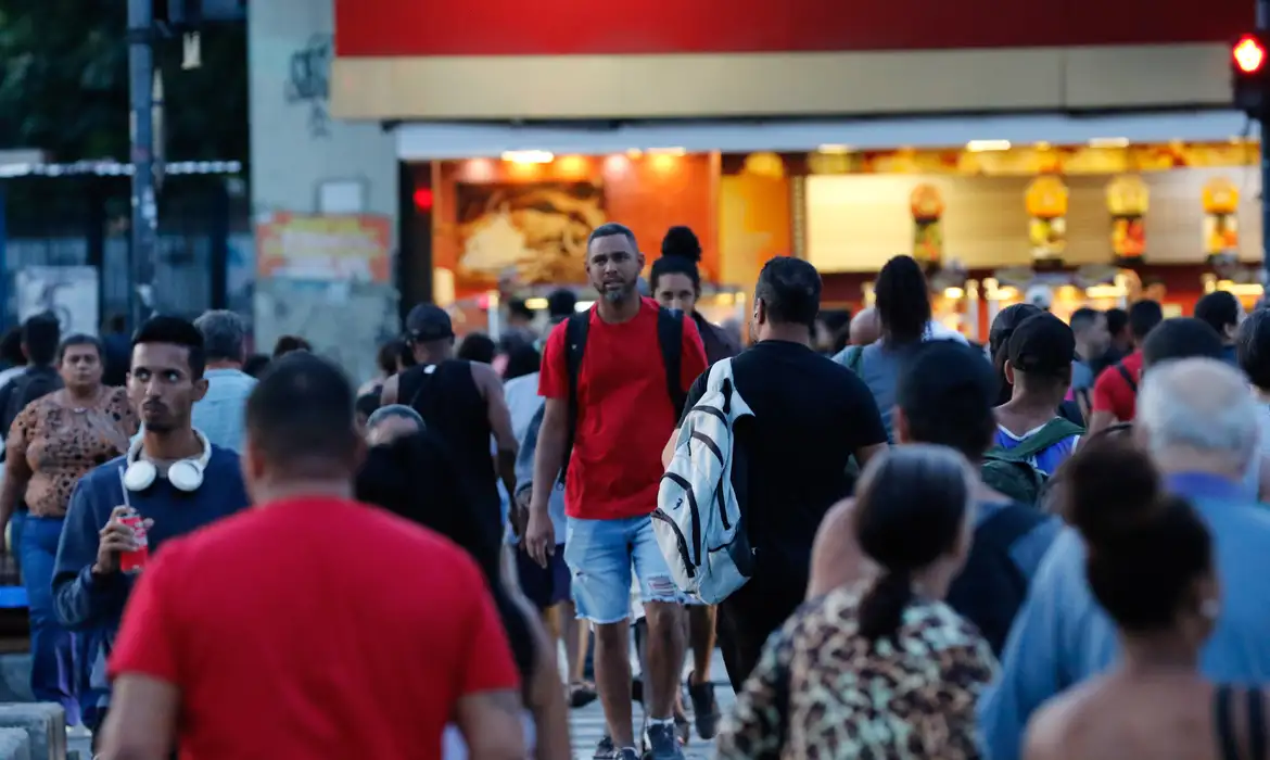 Desemprego no Brasil chega a 5,8% no trimestre encerrado em abril, aponta IBGE