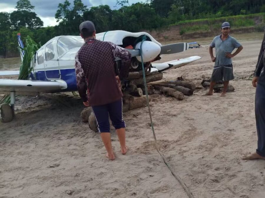 Moradores retiram avião de rio após queda com sete pessoas no interior do Acr