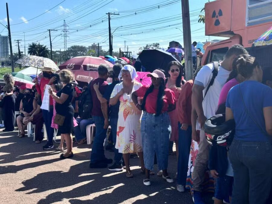 Após suspensão da greve, profissionais da Educação protestam em frente ao TJ-AC