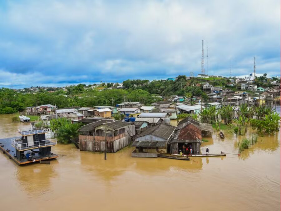 Rio Juruá ultrapassa nível histórico em Cruzeiro do Sul e deixa centenas de famílias fora de casa