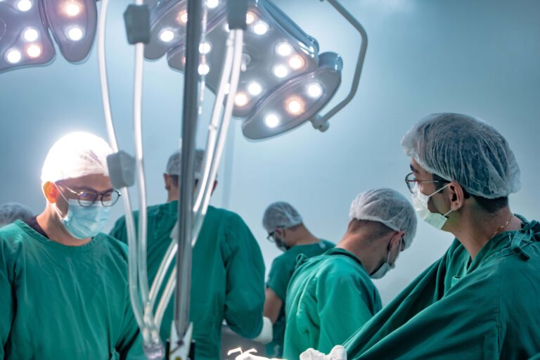 Equipe médica realizando atendimento cirúrgico em hospital público durante mutirão do programa Opera Acre.