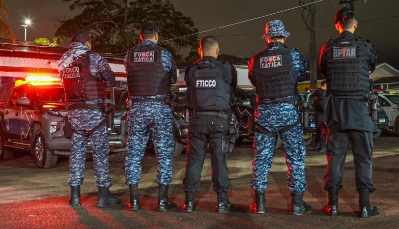 Agentes de segurança durante operação policial de combate ao crime organizado no Acre.