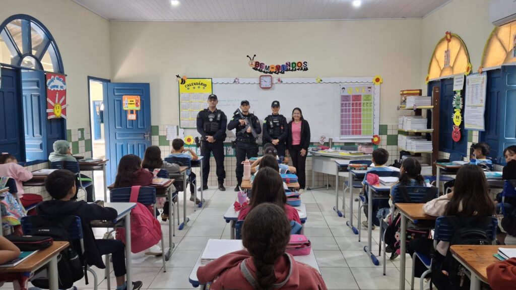 Policiais militares durante ação da Operação Escola Segura em escola de Santa Rosa do Purus.