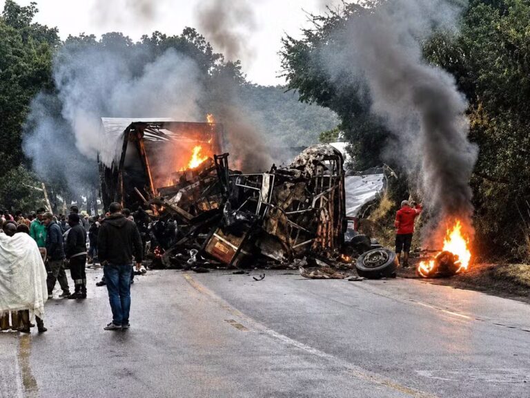 Acidente entre carreta e ônibus