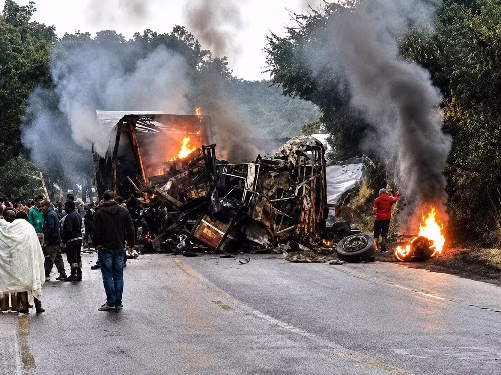 Acidente entre carreta e ônibus