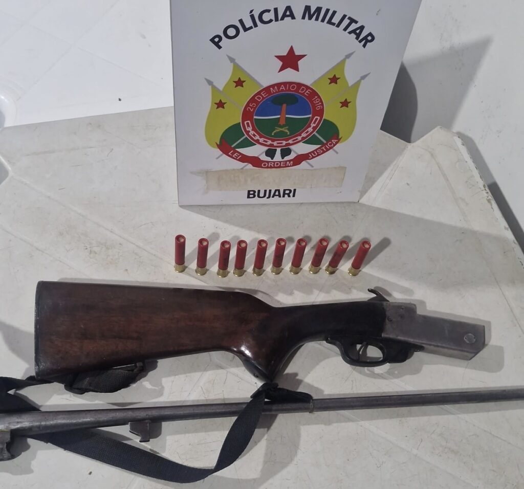 Apreensão de espingarda e munições pela Polícia Militar em Bujari.
