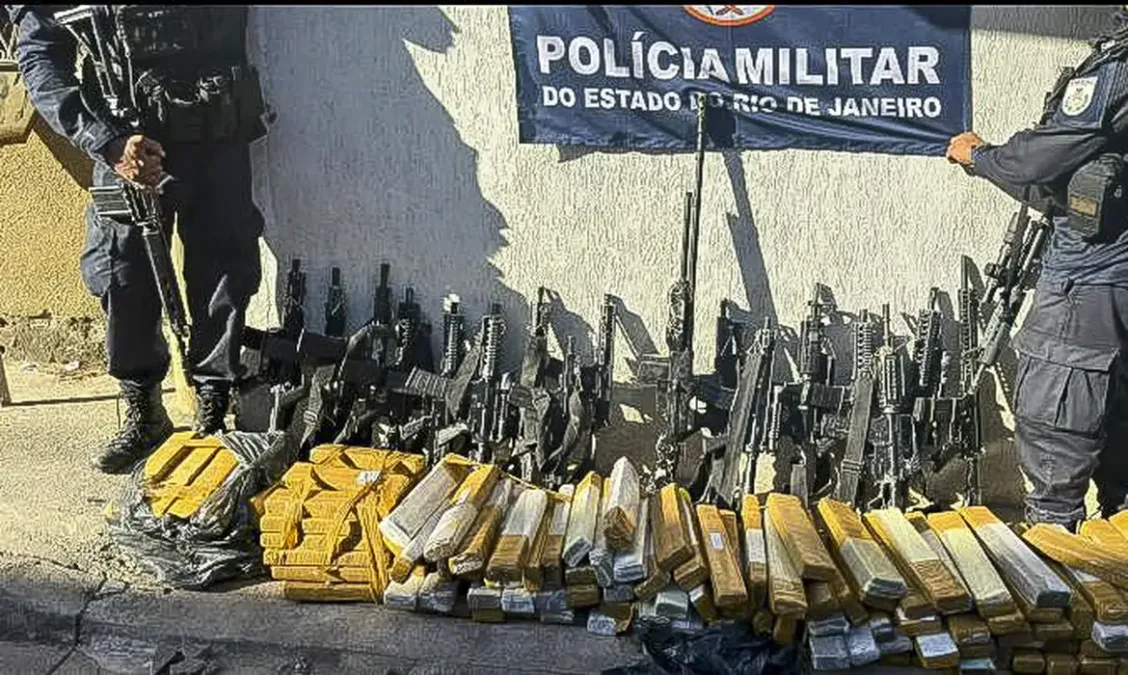 PM apreende 16 fuzis e metralhadora em operação contra facção no Rio