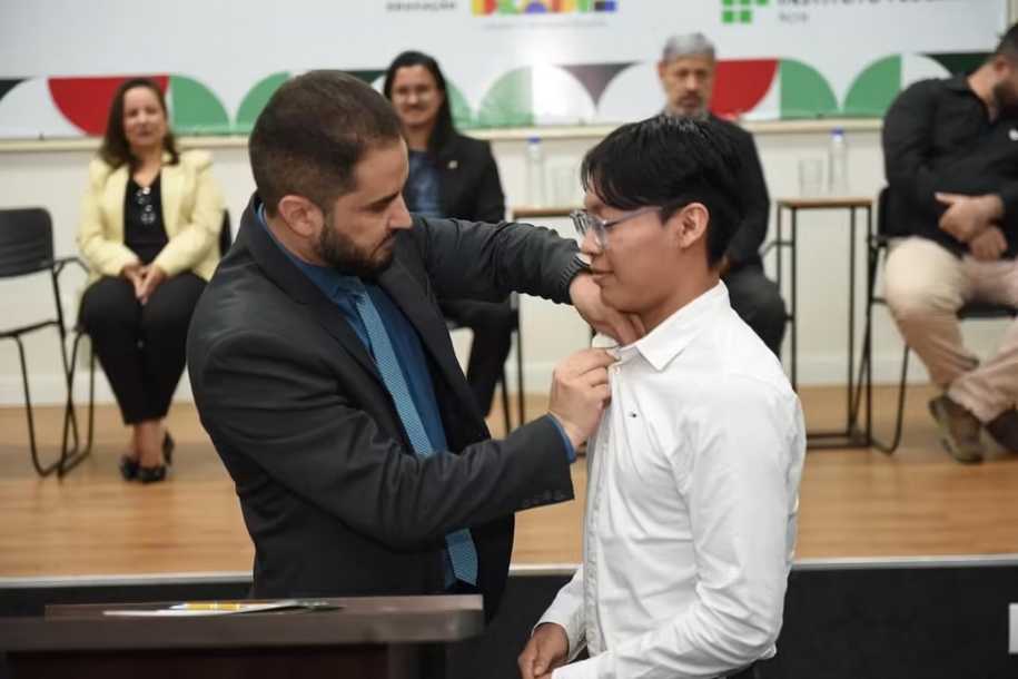 Indígena acreano se torna um dos primeiros professores federais do Acre aos 24 anos