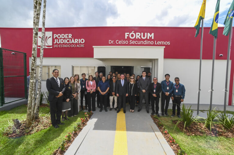 Fórum de Manoel Urbano após revitalização com nova estrutura e melhorias no atendimento ao público.
