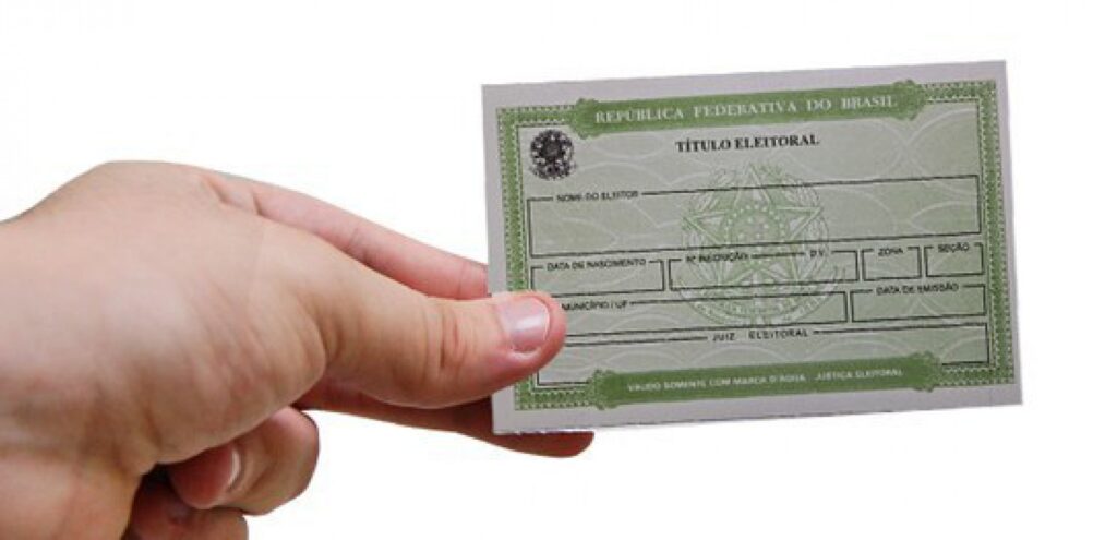 Atendimento em cartório eleitoral com eleitores regularizando título para eleições 2026