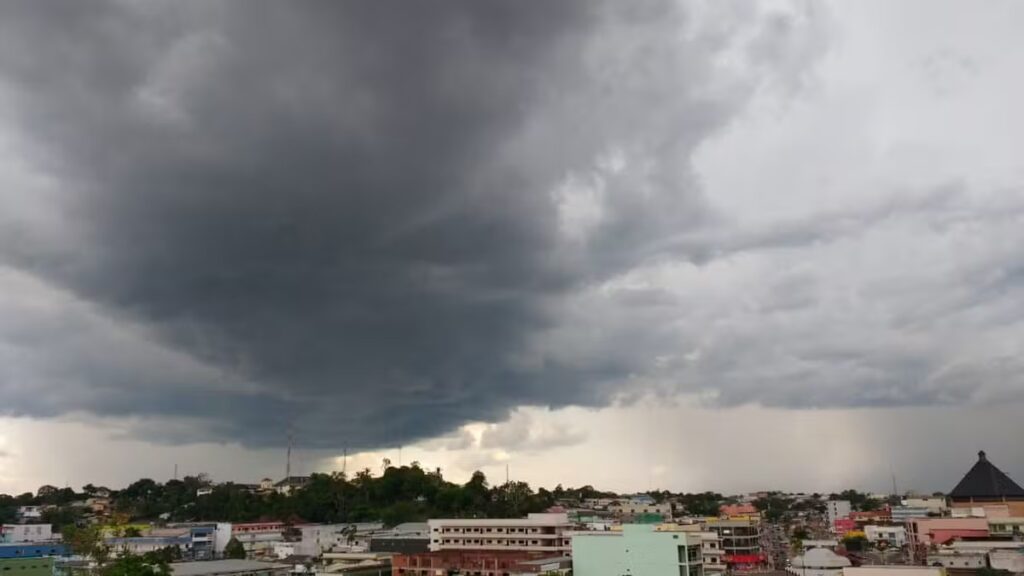 Céu nublado com pancadas de chuva em dia quente no Acre.