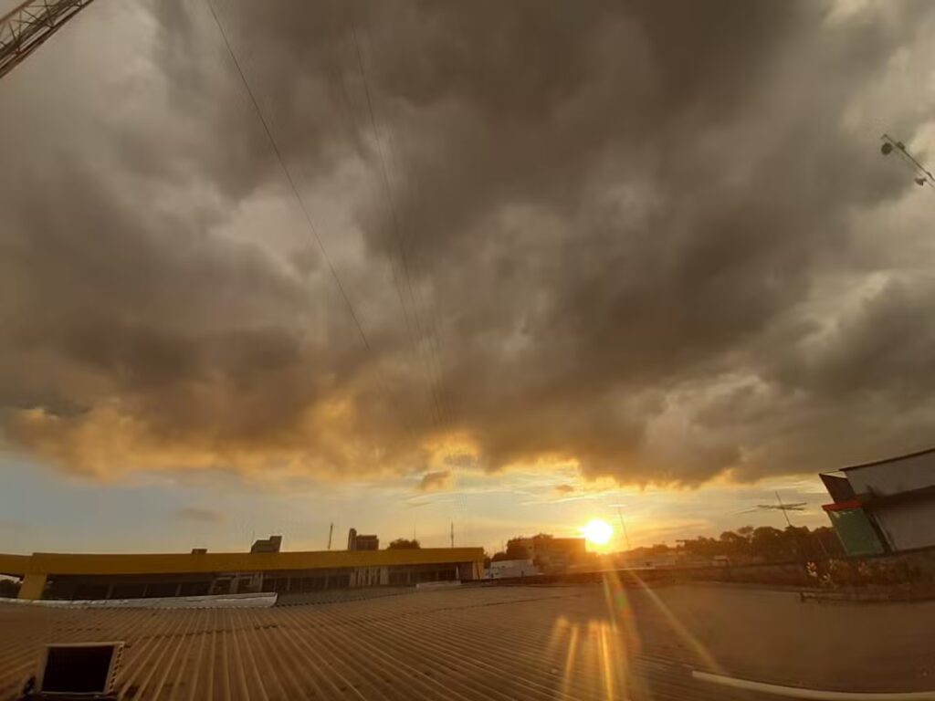 Céu aberto e ensolarado durante manhã de tempo firme no Acre.