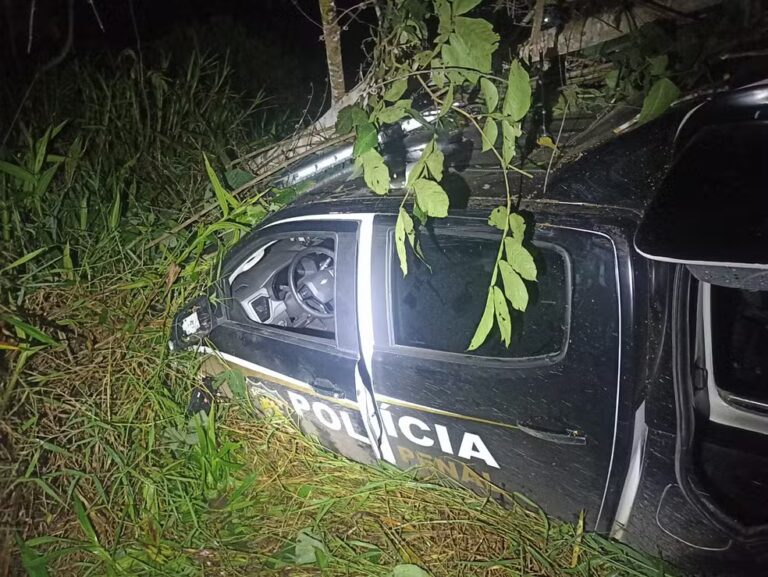 Viatura da Polícia Penal do Acre após sair da pista e descer ribanceira na BR-364, em Cruzeiro do Sul.