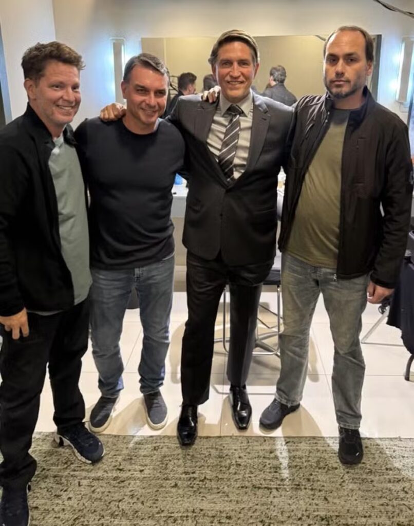 Mário Frias e a produtora do filme “Dark Horse” negaram que o banqueiro Daniel Vorcaro tenha financiado a produção sobre Jair Bolsonaro, contrariando declarações de Flávio Bolsonaro.