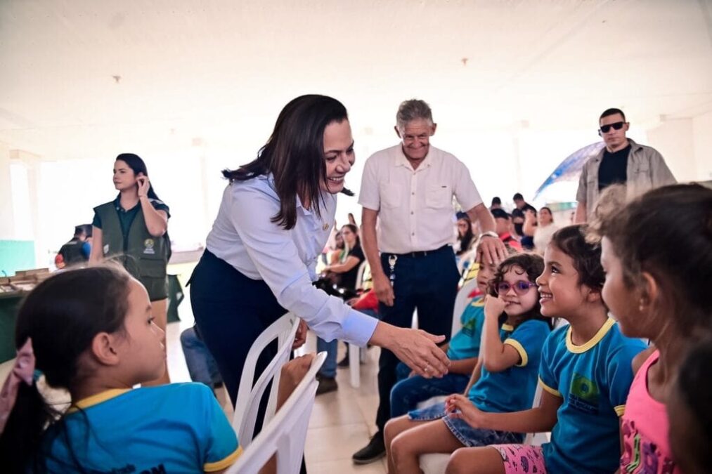 Mailza reforça educação em Acrelândia com reforma de escolas rurais e entrega de kits