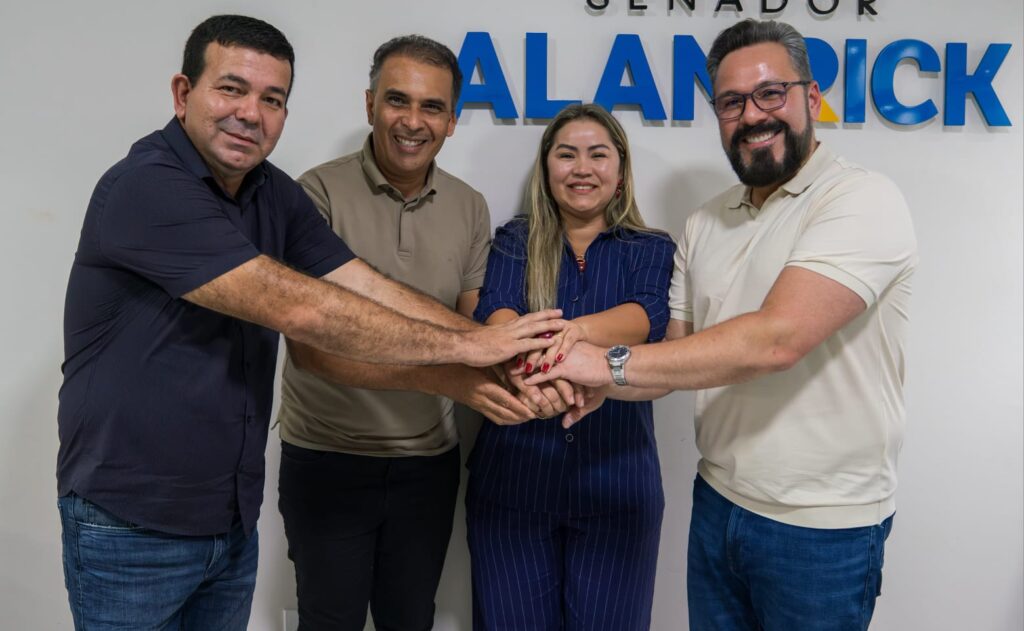 Cleane Monteiro ao lado de Alan Rick e Jairo Cassiano durante anúncio de apoio político.