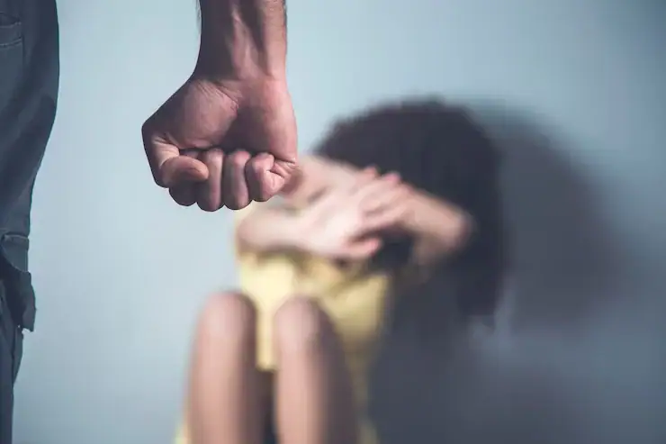 Mulher lutou contra agressor por 13 minutos após ter casa invadida