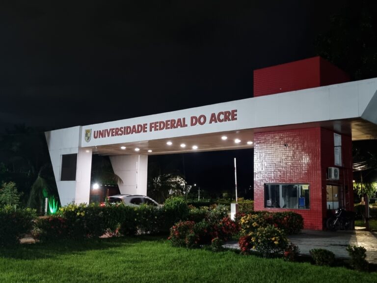 UFAC suspende aulas após redução da frota de ônibus em Rio Branco