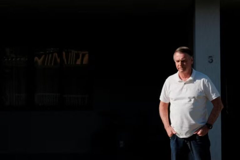 STF analisa possível impacto de arma apreendida em caso envolvendo Jair Bolsonaro.