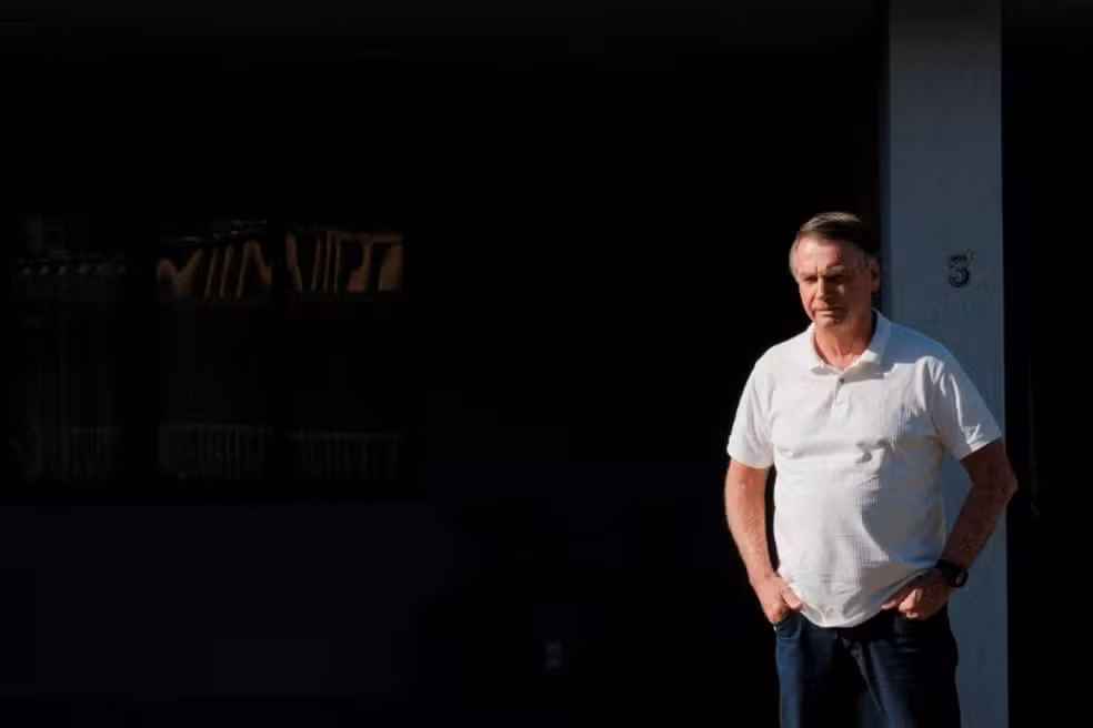 Moraes pede análise da PGR sobre arma de Bolsonaro e possível impacto na prisão domiciliar