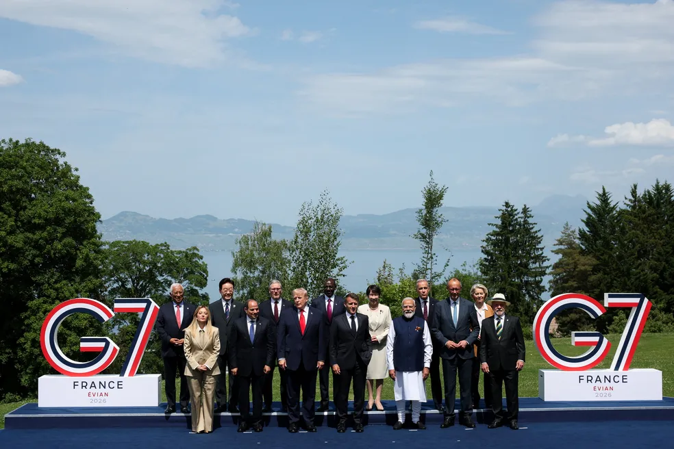 Lula e Trump posam juntos em foto do G7 em meio à tensão por tarifas contra o Brasil